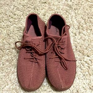 Easy to slip on pair of sneakers.